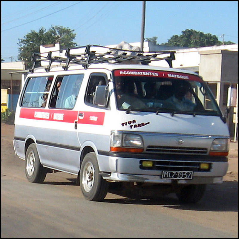 Photo 1 : Écrits informels et transports collectifs dans les rues de la capitale Maputo