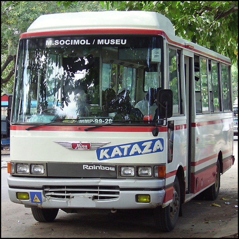 Photo 2 : Écrits informels et transports collectifs dans les rues de la capitale Maputo