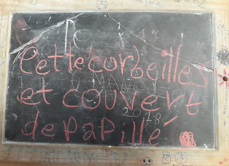 Activité de dictée dans une classe de CE1, Kaweni, Mayotte 