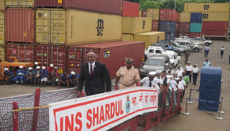 Djacoba Liva Tehindrazanarivelo, ministre des Affaires étrangères malgache, accompagné d’Abhay Kumar, ambassadeur d’Inde à Madagascar (non présent sur la photographie), est accueilli à bord de l’INS Shardul en escale à Antsiranana le 12 mars 2020